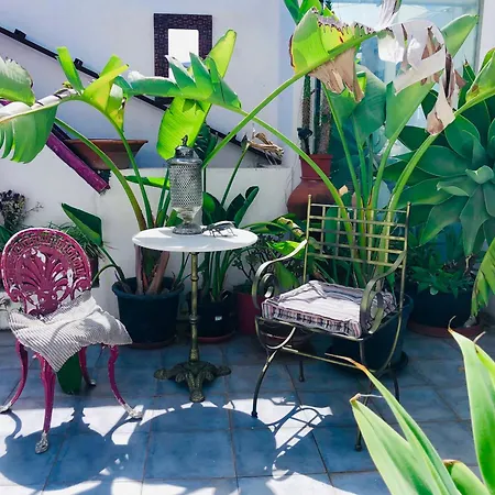 Sleeps 2 With Free Parking *